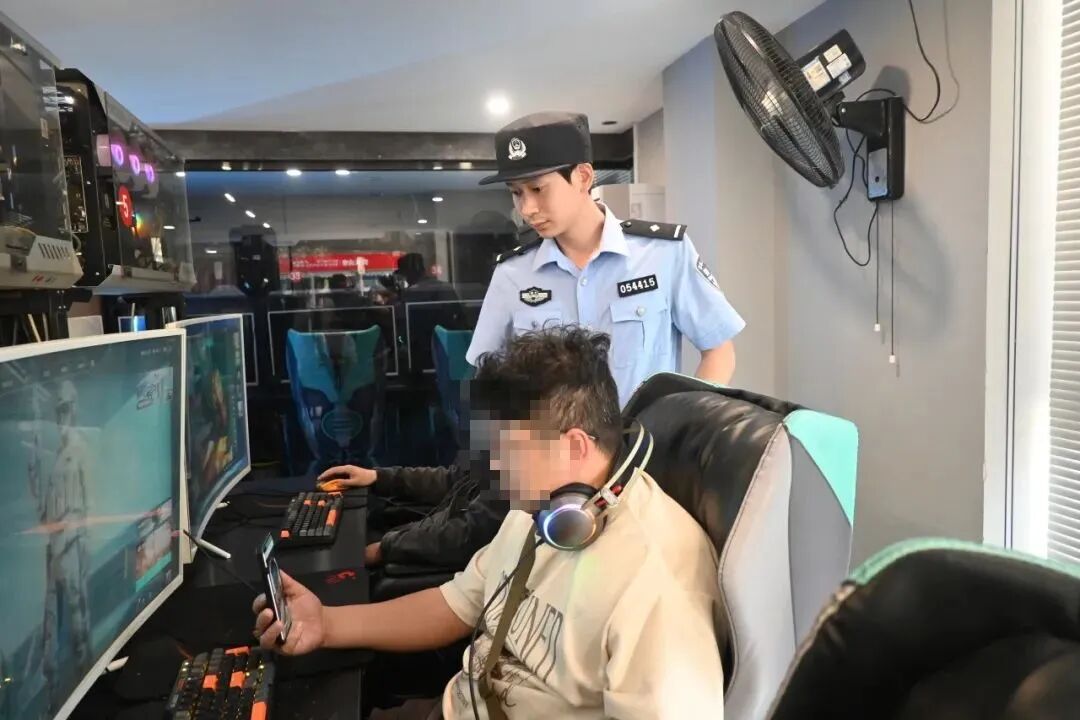 DƬ
